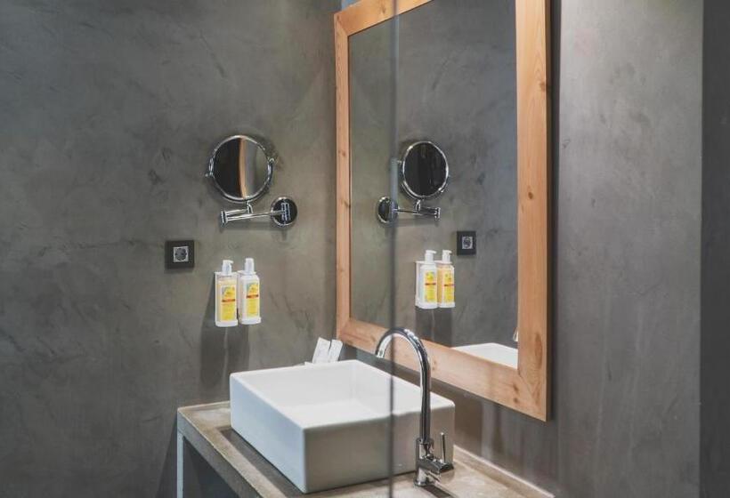 اتاق خانوادگی, Zenit Abeba