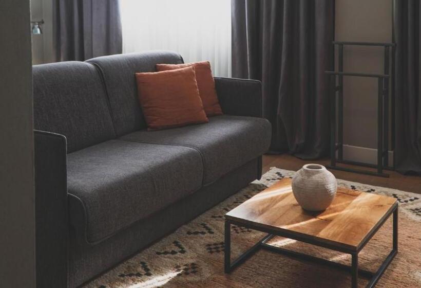 اتاق خانوادگی, Zenit Abeba