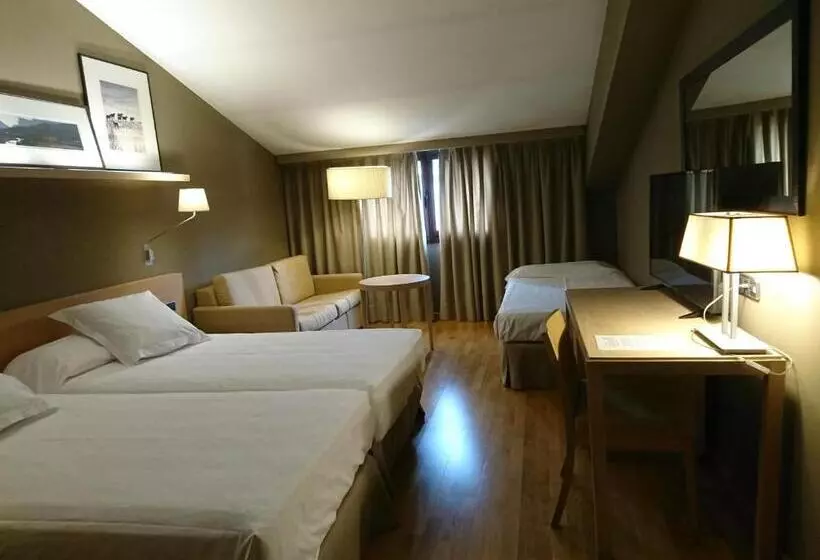 اتاق استاندارد سه نفره, Parador de La Seu D'Urgell