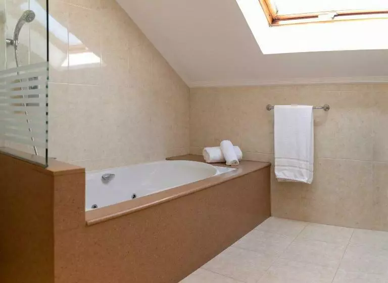 سوییت جونیور, Sercotel Tres Luces