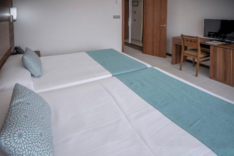 标准四人间侧面带海景, 4r Gran Europe