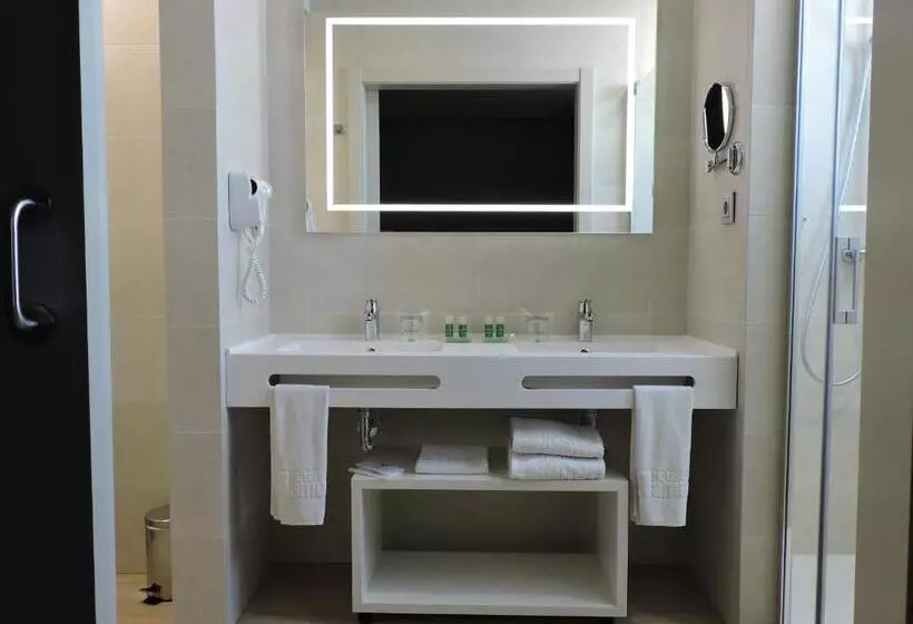 اتاق پریمیوم سه تخته, America Sevilla