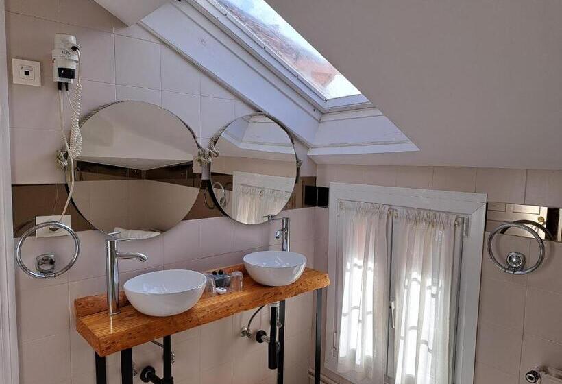 חדר סטנדרט לשלושה, Atalaya