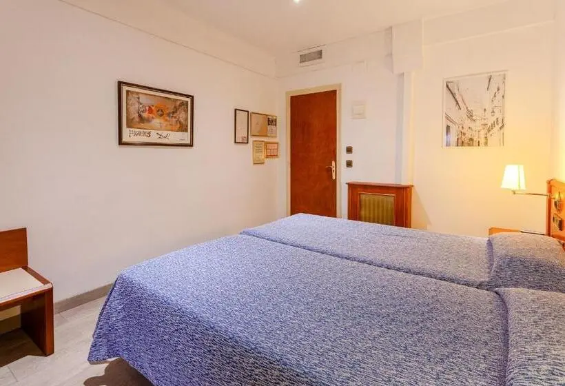 Habitación Estàndard Individual, Checkin Travé