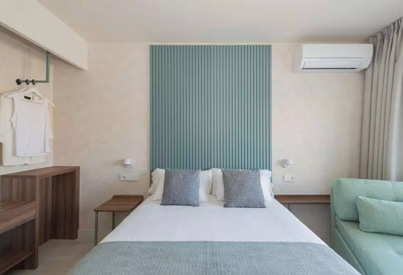 اتاق استاندارد با چشم‌انداز استخر, Eurosalou & Spa