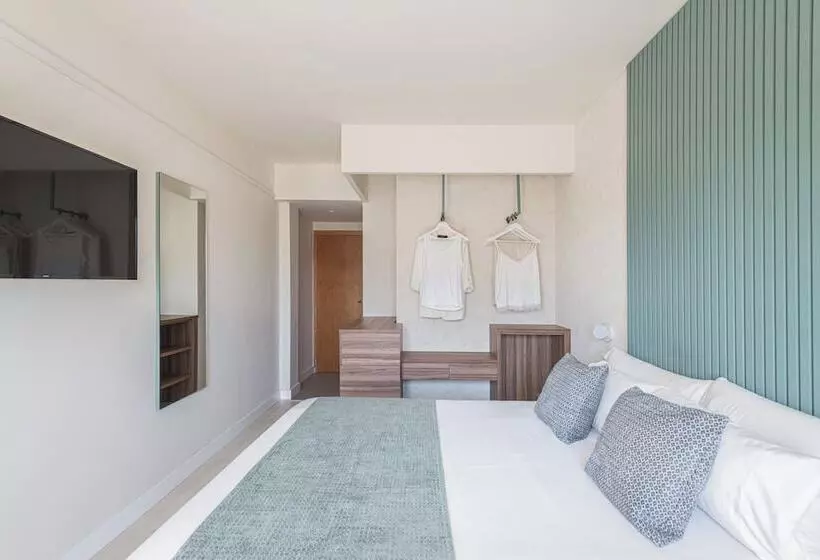 اتاق استاندارد با چشم‌انداز استخر, Eurosalou & Spa