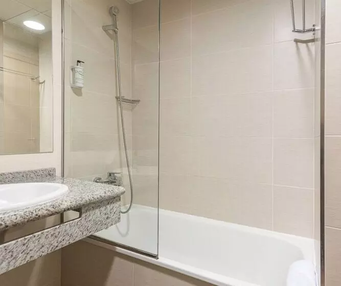 اتاق استاندارد با چشم‌انداز استخر, Eurosalou & Spa