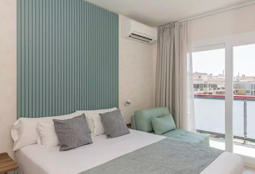 اتاق استاندارد با چشم‌انداز استخر, Eurosalou & Spa