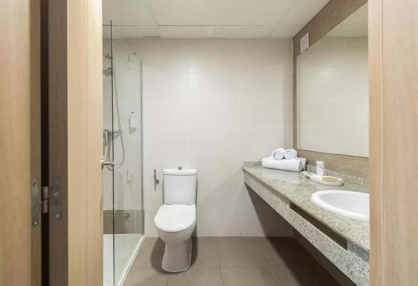 اتاق استاندارد با چشم‌انداز استخر, Eurosalou & Spa