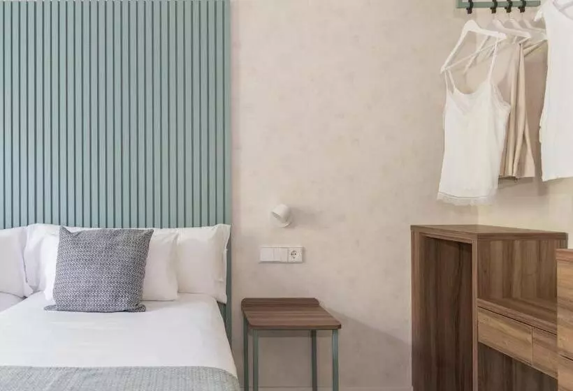 اتاق استاندارد با چشم‌انداز استخر, Eurosalou & Spa
