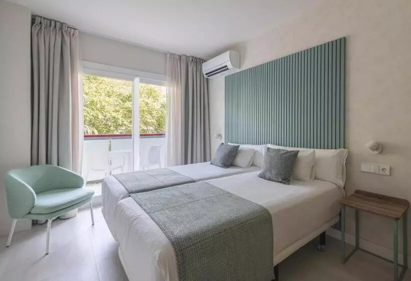 اتاق استاندارد با چشم‌انداز استخر, Eurosalou & Spa