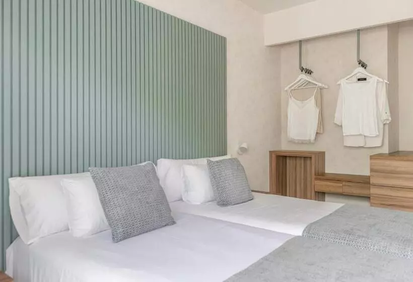 اتاق استاندارد با چشم‌انداز استخر, Eurosalou & Spa