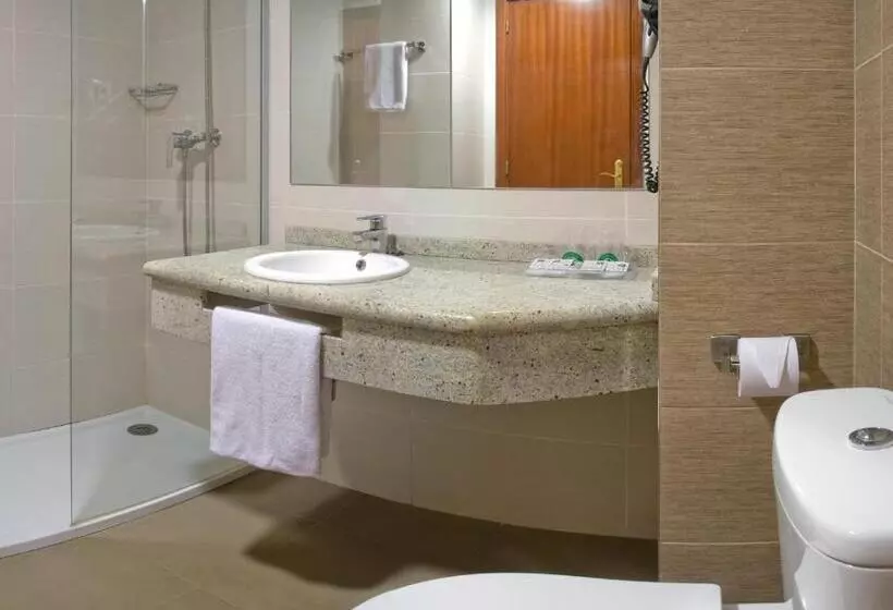 اتاق استاندارد با چشم‌انداز استخر, Eurosalou & Spa