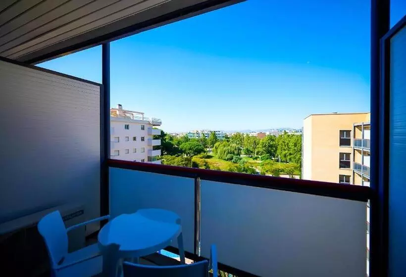 اتاق استاندارد با چشم‌انداز استخر, Eurosalou & Spa