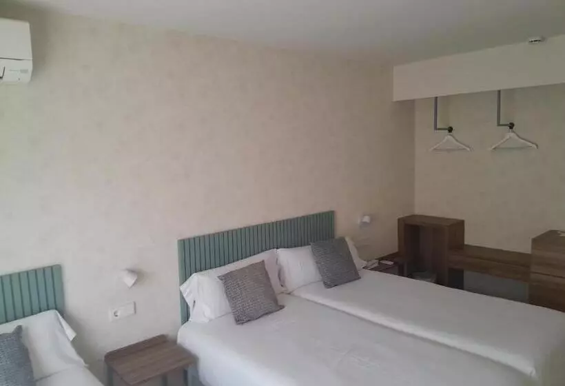 اتاق استاندارد سه تخته با بالکن, Eurosalou & Spa