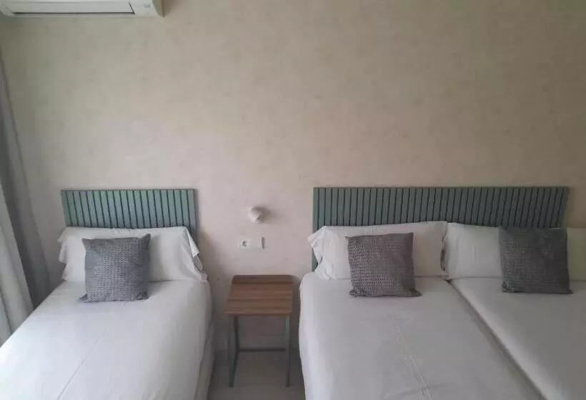 اتاق استاندارد سه تخته با بالکن, Eurosalou & Spa