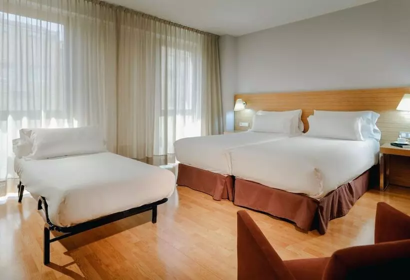 اتاق استاندارد سه نفره, Hesperia Zaragoza Centro