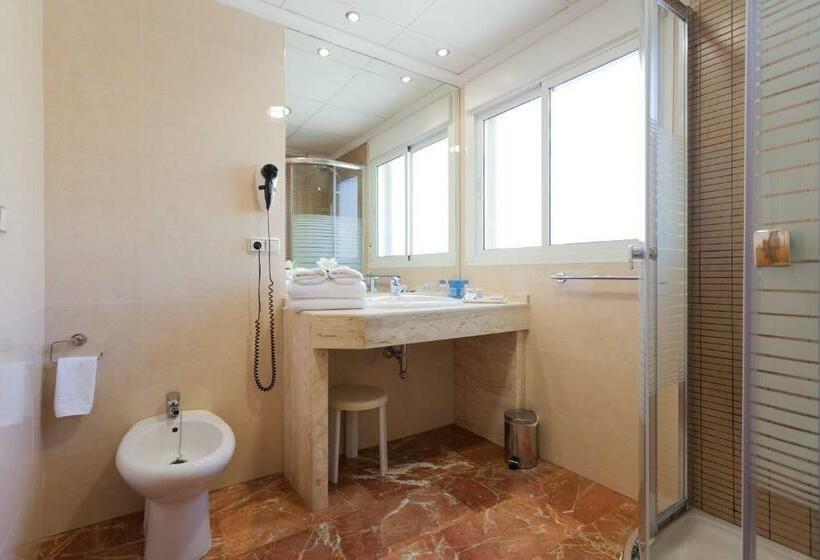 اتاق اساندارد با چشم‌انداز جانبی به دریا, Isabel