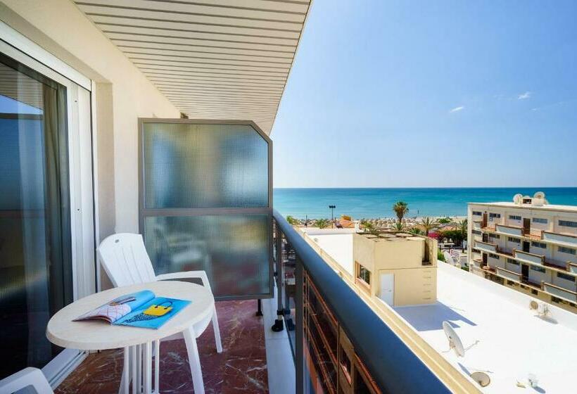 اتاق اساندارد با چشم‌انداز جانبی به دریا, Isabel