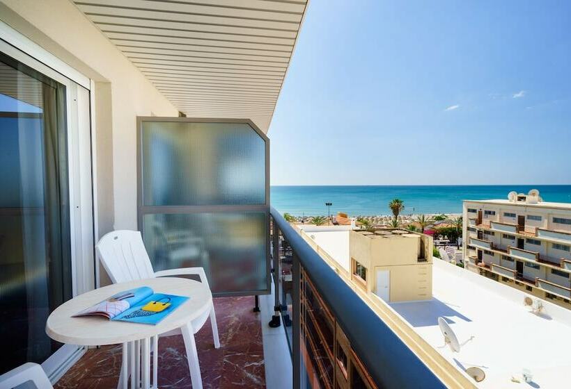 اتاق اساندارد با چشم‌انداز جانبی به دریا, Isabel