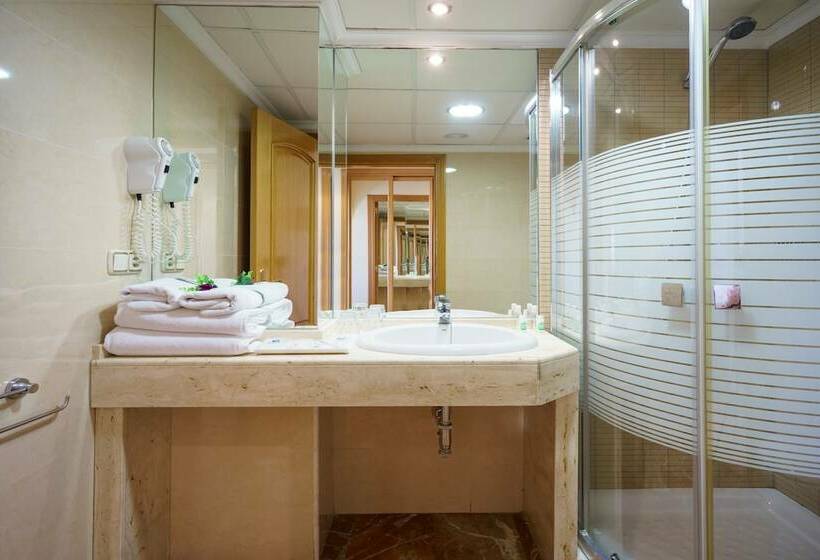 اتاق اساندارد با چشم‌انداز جانبی به دریا, Isabel