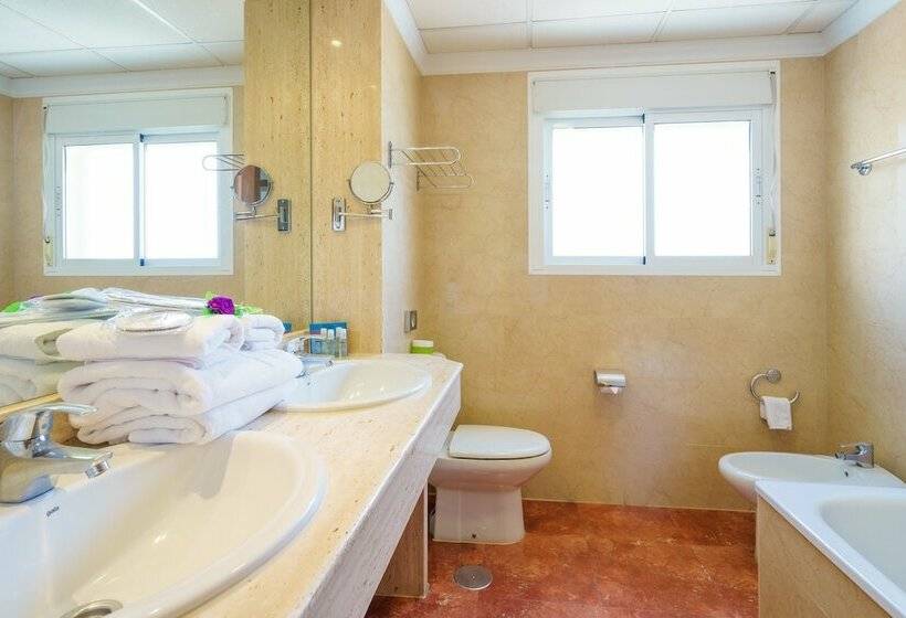 اتاق اساندارد با چشم‌انداز جانبی به دریا, Isabel