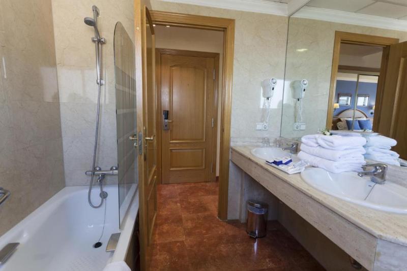 اتاق سوپریور, Isabel