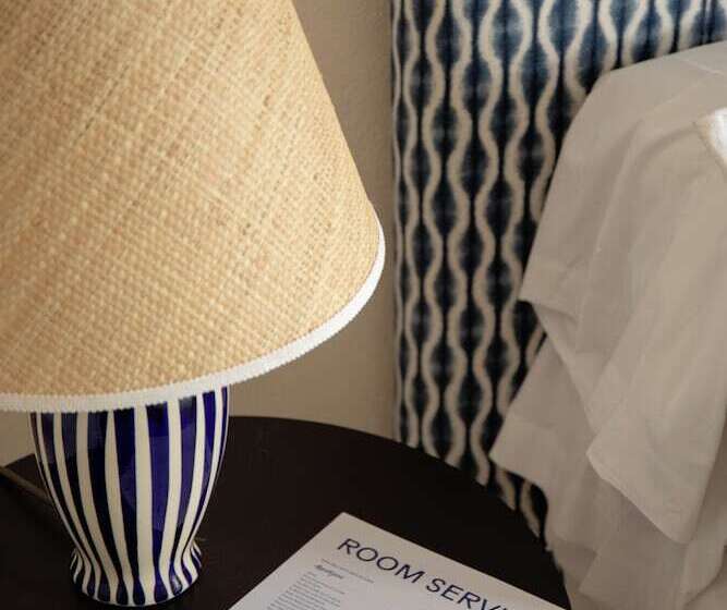 غرفة قياسية مطلّة علي البحر, Isabella S Llafranc