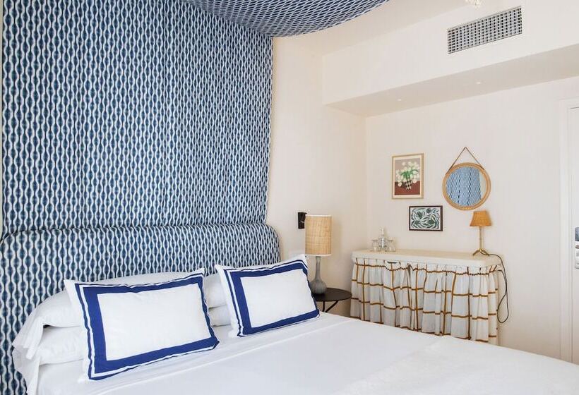 غرفة قياسية مطلّة علي البحر, Isabella S Llafranc