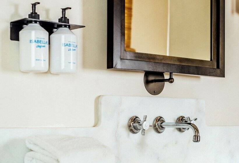 غرفة قياسية مطلّة علي البحر, Isabella S Llafranc