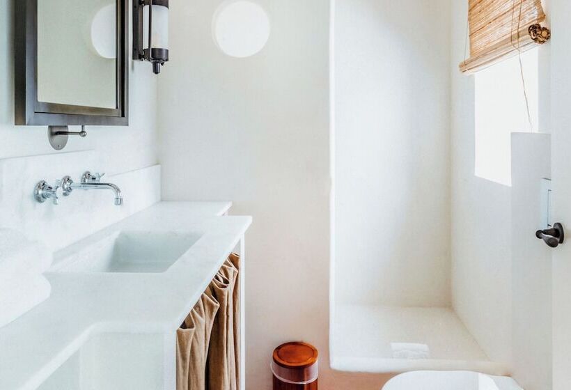 غرفة قياسية مطلّة علي البحر, Isabella S Llafranc