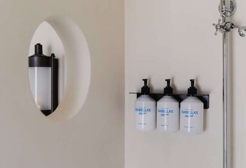 غرفة قياسية مطلّة علي البحر, Isabella S Llafranc