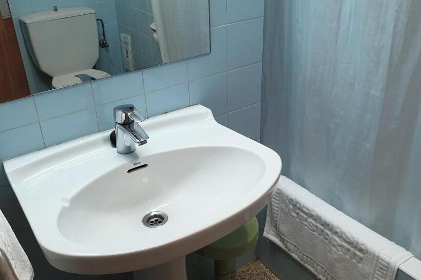 غرفة قياسية, La Masia