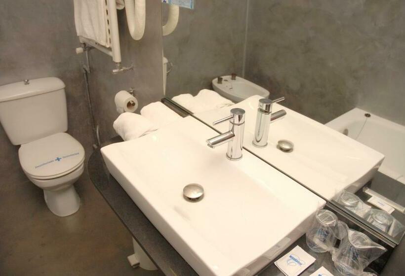 디럭스 룸, Lauria