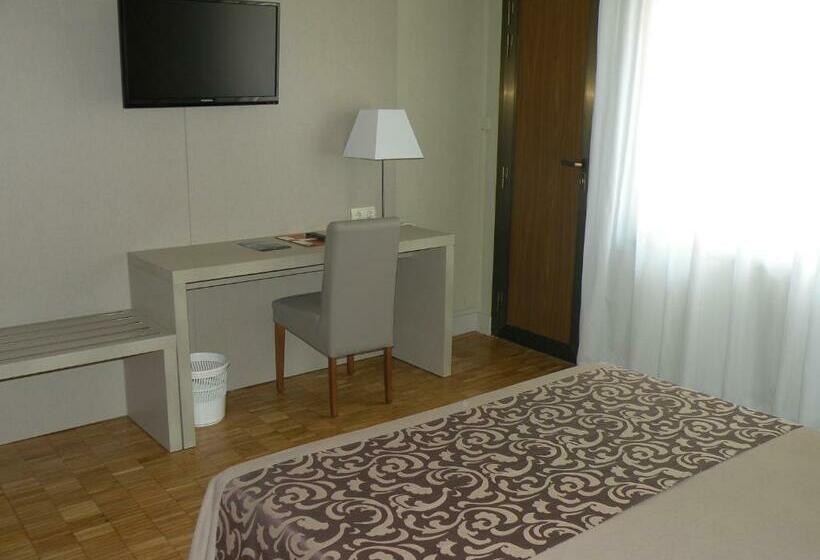 디럭스 룸, Lauria