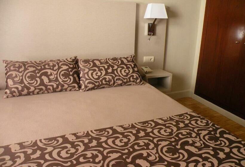 디럭스 4인 룸, Lauria