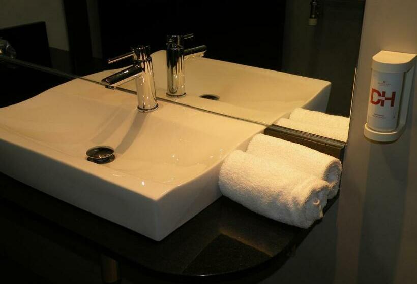 디럭스 4인 룸, Lauria