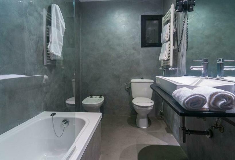 스탠다드 룸, Lauria