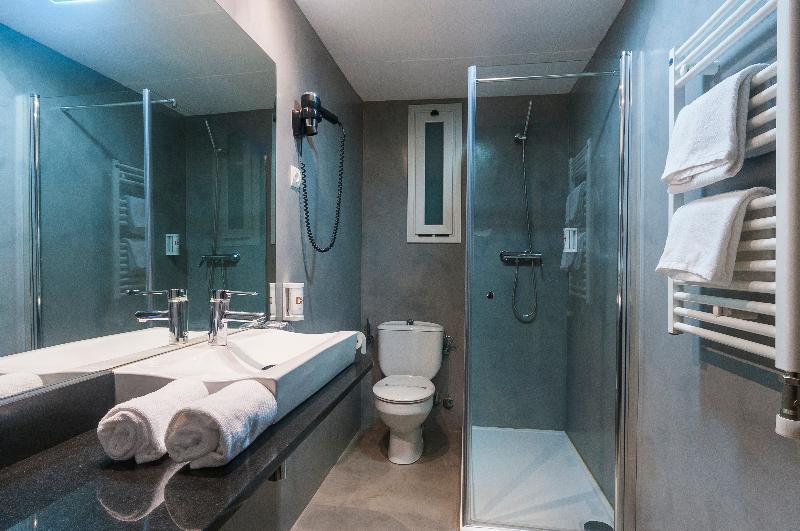 디럭스 4인 룸, Lauria