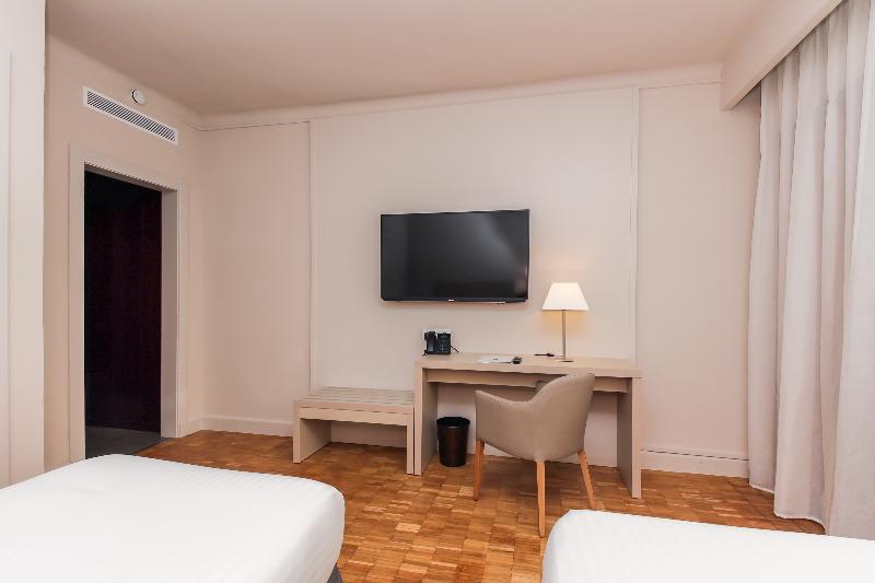 디럭스 룸, Lauria