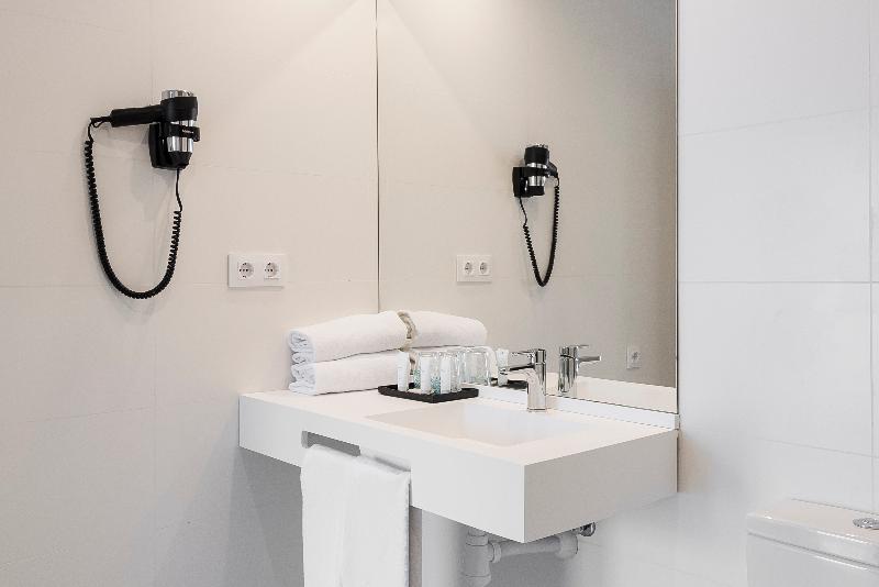 디럭스 룸, Lauria