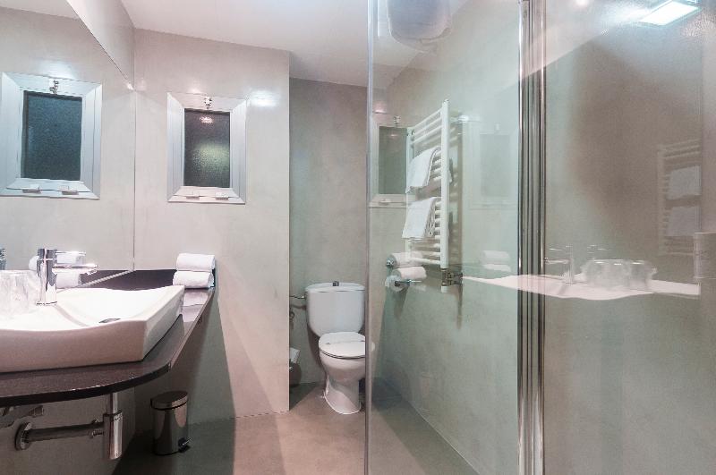 디럭스 룸, Lauria