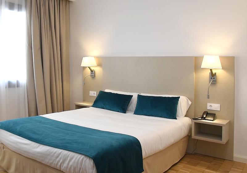 디럭스 룸, Lauria