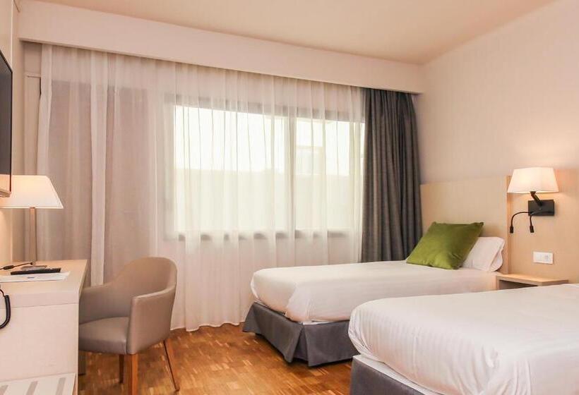 디럭스 룸, Lauria