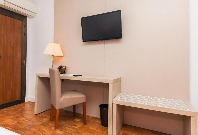 디럭스 룸, Lauria