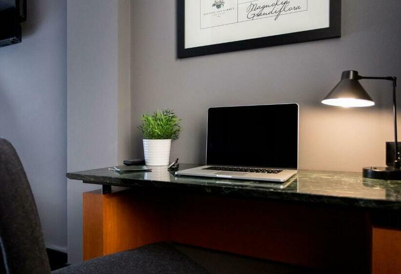 غرفة أساسية, Malcom And Barret