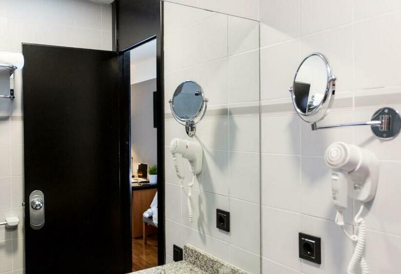 غرفة أساسية, Malcom And Barret