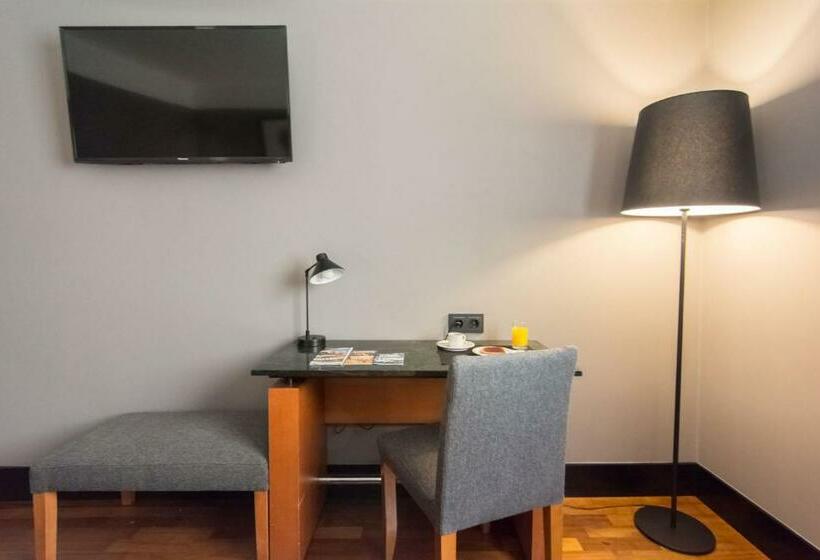 غرفة قياسية, Malcom And Barret