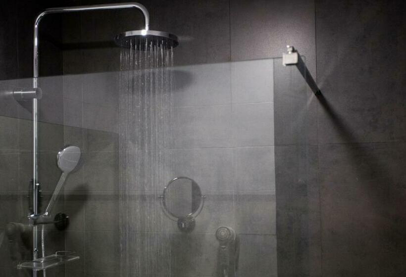 غرفة قياسية, Malcom And Barret