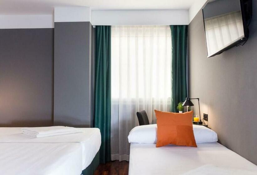 غرفة قياسية ثلاثية, Malcom And Barret